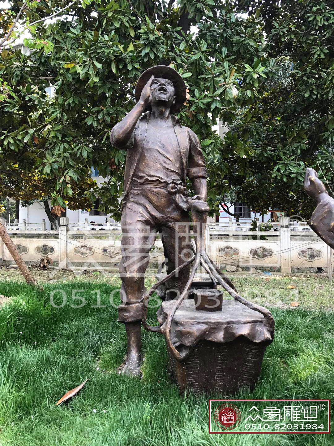 挑擔(dān)老人(高1800mm,厚度4-5mm)_副本.jpg 鑄銅人物雕塑挑擔(dān)老人.jpg