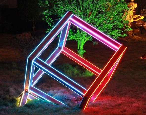 藝術家如何結合城市環境進行雕塑創作？