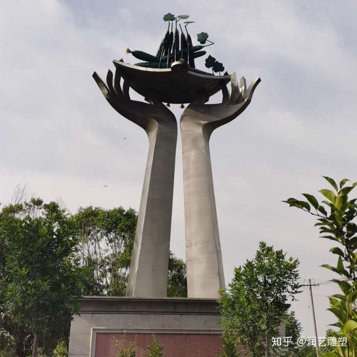 雕塑藝術工程中如何考慮材料耐久性？